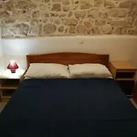 Ana 2 * Sveti Filip i Jakov