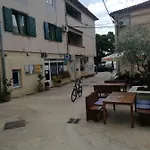 Ana 2 * Sveti Filip i Jakov