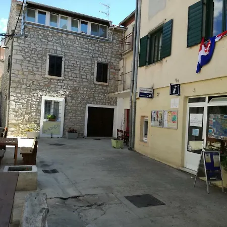 Ana 2 Sveti Filip i Jakov