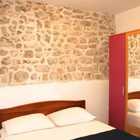 Ana 2 * Sveti Filip i Jakov