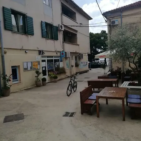 Ana 2 * Sveti Filip i Jakov